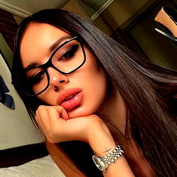 Pragtige Vrou wat die Oog Verhef - OnlyFans Model