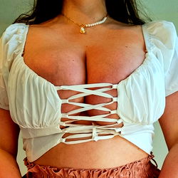 Pragtige vroue in sagte wit blouse - OnlyFans Model Lia 💜