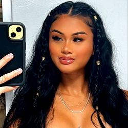 Pragtige Vrou met Lange, Wilde Haare | OnlyFans Model