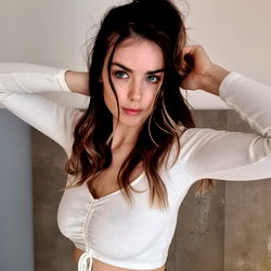 Pragtige Model in 'n Wit Crop Top – Nuutste Trends