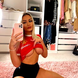 Pragtige vrou in 'n sexy kortertui – OnlyFans Model Skyler