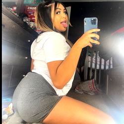 Sensuele Model in Swart Trainingsoordelings – Ontdek Mami 😈