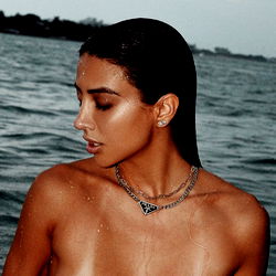 Pragtige Model in die Sonneskyn – 'n Unieke Visuele Ervaring