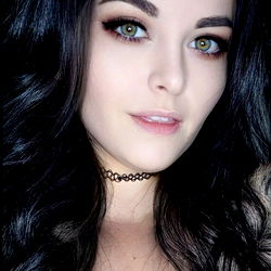 Pragtige Vrouelike Model met 'n Seksige Neckline