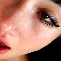 Pragtige Model met Donker Haar – 'n Uitsonderlike Uitbeelding