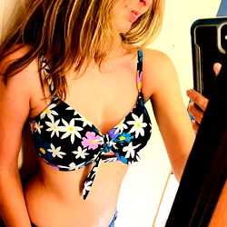 Pragtige Model Sophie May in 'n Boesekrans-Badpak!