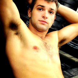 Kaadjeman se Sensuele Uitbeelding: 'Johnny Rapid' se Nuutste Foto's