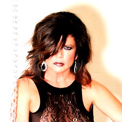 Pragtige Vroulike Model in Swart - 'Feisty For You'