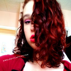 Pragtige Model met Rooie Haartjie - MelodyFluffington