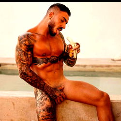 Sensuele manlikheid by die seewat – Unieke model-afbeeldinge