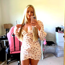 Pragtige Vrouelike Model in Lente-Styl - April