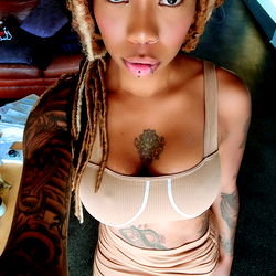 Sensuele Model in Transparante Stoffe – Unieke Foto