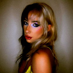 Pragtige Vrouelike Model in Donker Omring