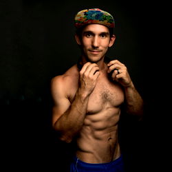 Gespierde Man in 'n Badpak - 'n Krachtige Pragtige Afbeelding