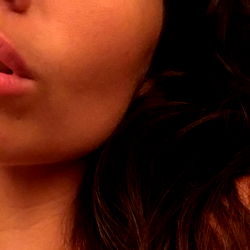 Pragtige Vrou met Die Donkerste Haartipe – OnlyFans Model