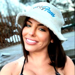 Pragtige Vroue Model in 'n Strandomhul - Unieke Voorkoms!