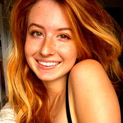 Pragtige Vrouelike Model in 'n Sexy Kleed