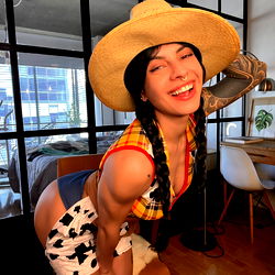 Pragtige Braziliaanse OnlyFans Model in 'n Strikinge Roooi Etlik