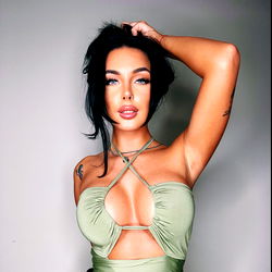 Sensuele Pragtige Model in Verligte Stoffe - OnlyFans