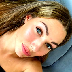 Pragtige Model – Shaiden Rogue se Sensuele Uitbeelding