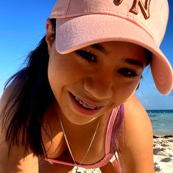 Pragtige Model by die Strand - 'n Unieke Visuele Ervaring