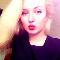 Pragtige Vrou se Selfoonfoto – OnlyFans Model