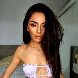 Pragtige Vroue in 'n Lusiga Blouse - OnlyFans Model