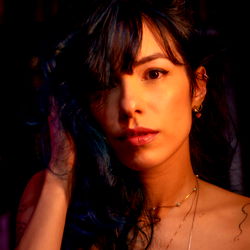 Pragtige Vrouelike Model in 'n Duislaggier Uitbeelding