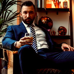 Elegant Man in Business Suit - Een Adembenemende Foto