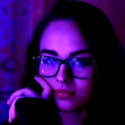 Pragtige Vrou met Oogondersteuning - OnlyFans Model