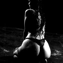 Verwagtingevolle vrou in swart – OnlyFans Model