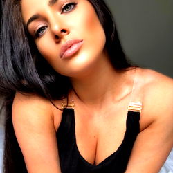 Pragtige OnlyFans Model in Swart Ensuiet - Sensuele Skoonheid