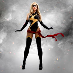 Pragtige Vrouelike Model in 'n Striekbeeldoutfit