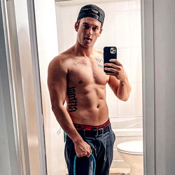 Baie aantreklik manlike model in 'n sonnevolle sessie