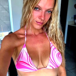 Pragtige Model in 'n Rooi Badpak - 'n Sensuele Visie