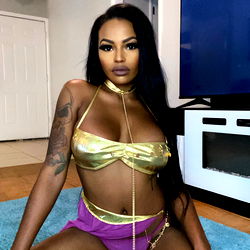 Sensuele vroue-model in 'n pragtige jumpsuit - OnlyFans