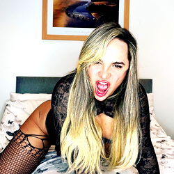 Verlelik Model - Clarice Boaventura in 'n Sensuele Setting