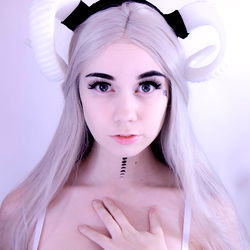 Pragtige Model met Vlooi-agtige Uitbeelding