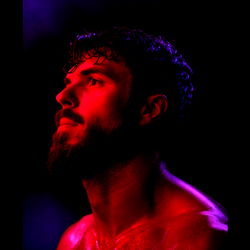 Pragtige Manlike Model in Donker Omstandighede