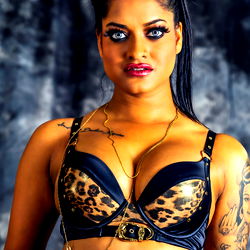 Pragtige Vrou in Boorpool-Design - OnlyFans Model