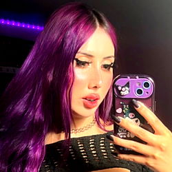 Pragtige Model met Verdomelik Kleurvolle Haar!