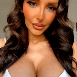 Pragtige Model van die Sentraal-Afrikaanse Rebubliek - Amelia Franks