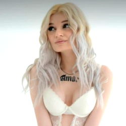 Pragtige Vrou in Streekblou Bra vir 'n Unieke Foto 🎀