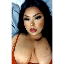 Pragtige Model in 'n Rood Kleur, 'n Uitsonderlike Prestasie