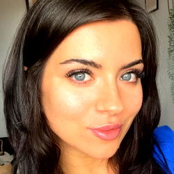 Pragtige Vrouelike Model - Lily Fiore