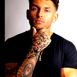 Pragtige Model met Boeswoorde: 'Tattydaddy' se Unieke Styl