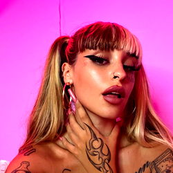 Verleentlike Model in 'n Strikinge Opset - OnlyFans