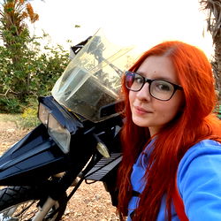 Pragtige Vrouelike Model in 'n Blou Troue Skouspel