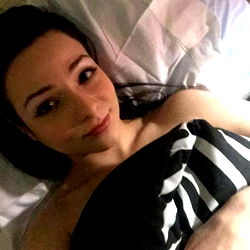 Pragtige Model in Swart – Unieke Voorkoms