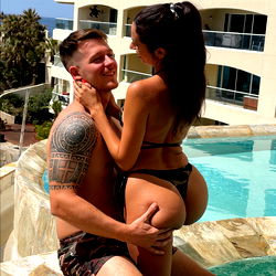 Sensuele Model in Onderbrok by Die Pool – Eenbeeld